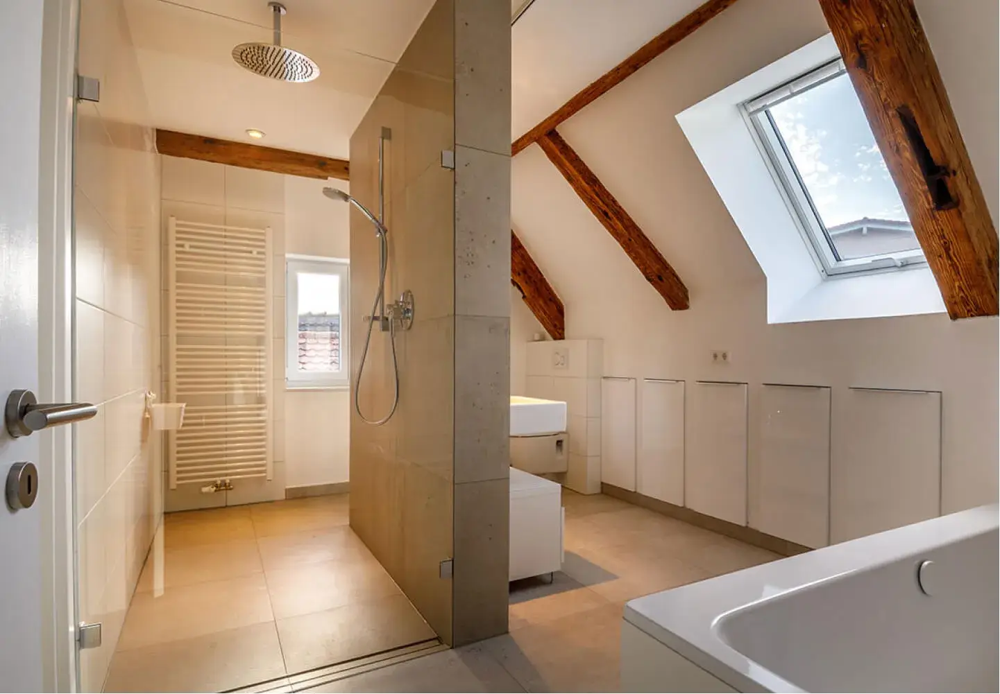 Saniertes Badezimmer im Modernen Baustil